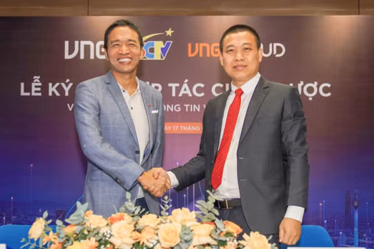 Ông Lê Hồng Minh, Tổng Giám đốc VNG (trái) và ông Trương Chí Bình, Tổng Giám đốc SCTV tại lễ ký kết.