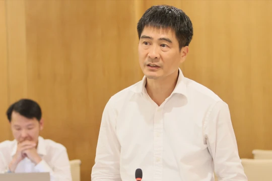 Ông Nguyễn Phong Nhã - Phó Cục trưởng Cục Viễn thông trao đổi tại họp báo thường kỳ của Bộ Thông tin và Truyền thông - vừa diễn ra chiều tối 8/8.