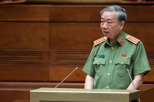 Bộ trưởng Bộ Công an Tô Lâm trao đổi về dự kiến điều chỉnh một số trường thông tin trên thẻ căn cước.