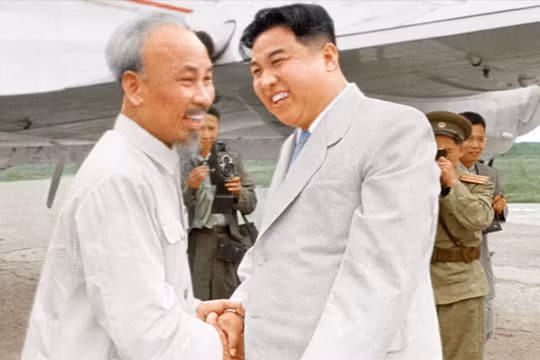 Chủ tịch Kim Nhật Thành chào đón Chủ tịch Hồ Chí Minh sang thăm Triều Tiên.