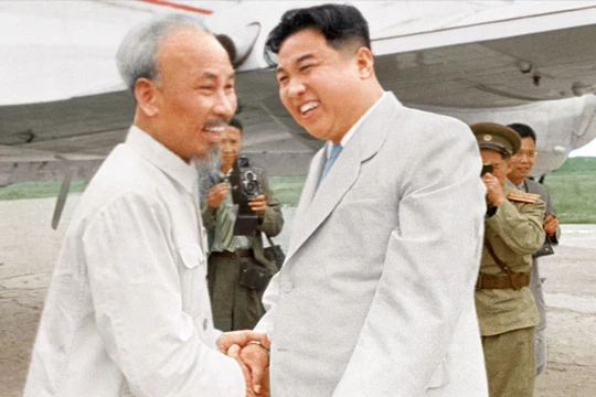 Chủ tịch Kim Nhật Thành chào đón Chủ tịch Hồ Chí Minh sang thăm Triều Tiên.