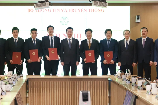 Lãnh đạo Bộ Thông tin và Truyền thông chúc mừng các cán bộ vừa được điều động, bổ nhiệm.