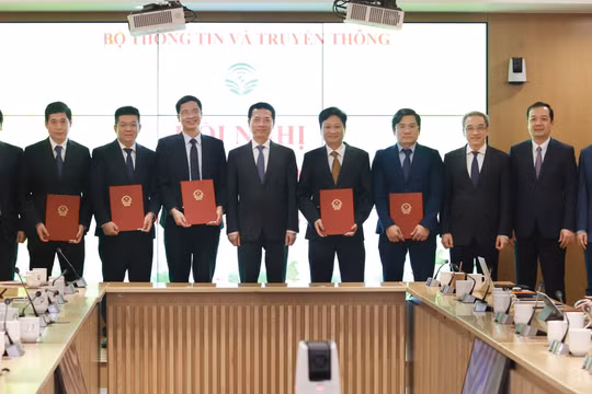 Lãnh đạo Bộ Thông tin và Truyền thông chúc mừng các cán bộ vừa được điều động, bổ nhiệm.
