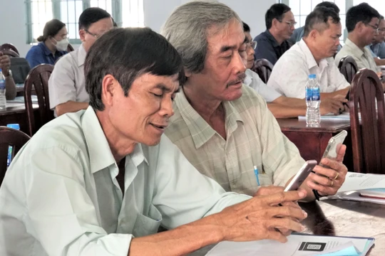 Ông Nguyễn Hồng Lạc (bên trái ảnh) cùng cán bộ đơn vị đã quen thao tác trên các ứng dụng di động và mini app Tây Ninh Smart.