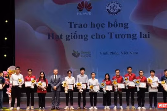 Ông Fang Yu - Phó Tổng Giám đốc Huawei Việt Nam trao tặng học bổng cho các sinh viên tài năng tại Techfest Vĩnh Phúc 2022.