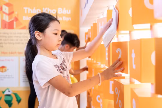 Trẻ em học cách tạo mật khẩu an toàn bằng cách ghép các chữ hoa, chữ thường, số và kí tự đặc biệt.