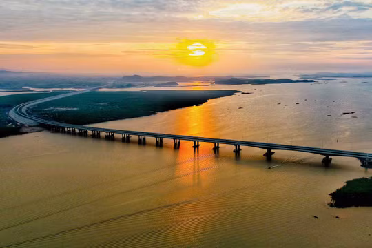 Nhiều ý kiến phản hồi rằng xây dựng cao tốc Cần Thơ – Cà Mau trên cao là một giải pháp không thể bỏ qua và cần được nghiên cứu kỹ. Ảnh minh hoạ.