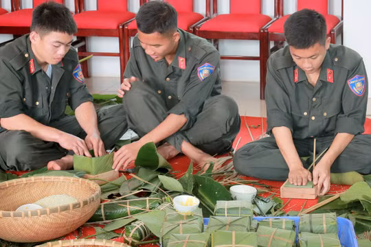 Trung tâm tổ chức gói bánh chưng, chuẩn bị cành đào, mâm ngũ quả sẵn sàng đón Xuân Quý Mão 2023.