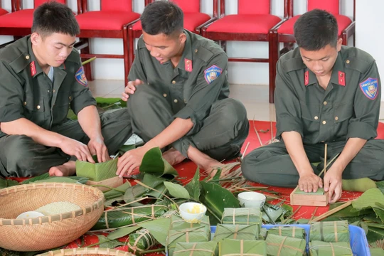 Trung tâm tổ chức gói bánh chưng, chuẩn bị cành đào, mâm ngũ quả sẵn sàng đón Xuân Quý Mão 2023.