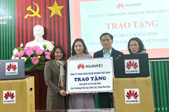 Huawei Việt Nam trao tặng 54 máy tính xách tay và nhiều bàn ghế cho trường Tiểu học Tiên Cát, tỉnh Phú Thọ.