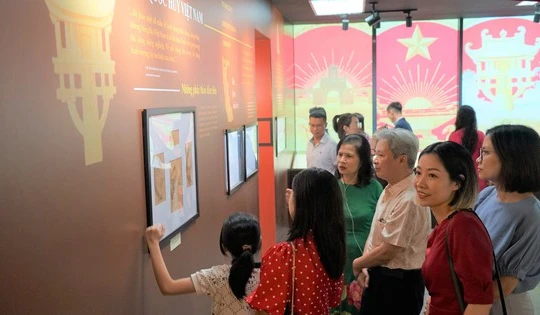 Chiêm ngưỡng 'Bảo vật quốc gia - Phác thảo mẫu Quốc huy Việt Nam'