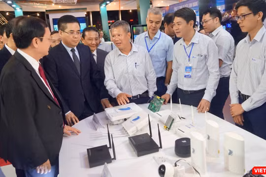 Các đại biểu tham quan gian hàng của VNPT tại Techfest vùng đồng bằng sông Hồng 2023.