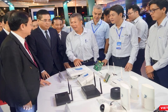 Các đại biểu tham quan gian hàng của VNPT tại Techfest vùng đồng bằng sông Hồng 2023.