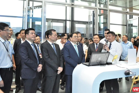 Thủ tướng Chính phủ Phạm Minh Chính và lãnh đạo các bộ, ngành tới tham quan khu vực trình diễn các giải pháp số của VNPT tại Industry 4.0 Summit 2023.