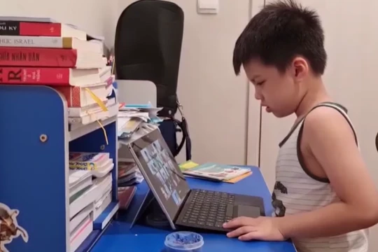 Các chuyên gia cho rằng, nhiều cha mẹ còn có xu hướng đánh giá thấp các rủi ro trực tuyến ở mọi hạng mục.