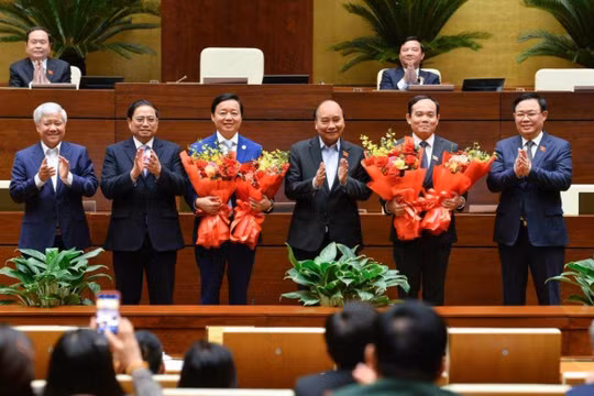 Các lãnh đạo Đảng, Nhà nước tặng hoa chúc mừng 2 tân Phó Thủ tướng Chính phủ - ông Trần Hồng Hà và ông Trần Lưu Quang.