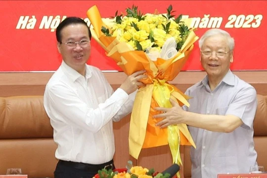 Tổng Bí thư Nguyễn Phú Trọng - Bí thư Quân ủy Trung ương - chúc mừng Chủ tịch nước Võ Văn Thưởng được Bộ Chính trị chỉ định tham gia Ban Thường vụ Quân ủy Trung ương.