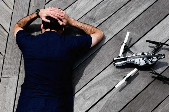 Li Zhanbin đã bị DJI sa thải vào tháng 1/2018. Ảnh minh họa: Vice