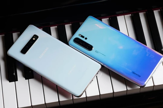 Huawei P30 Pro và Samsung Galaxy S10 Plus. Ảnh minh họa: Android Authority
