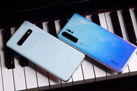 Huawei P30 Pro và Samsung Galaxy S10 Plus. Ảnh minh họa: Android Authority