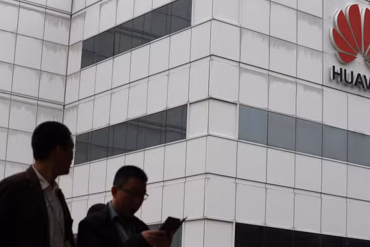 Cấm cửa Huawei sẽ làm giảm khả năng giám sát của phương Tây với công nghệ Trung Quốc. Ảnh minh họa: WSJ