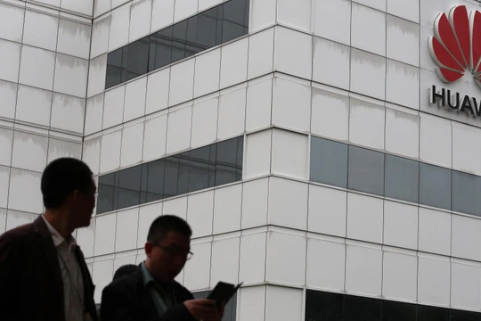 Cấm cửa Huawei sẽ làm giảm khả năng giám sát của phương Tây với công nghệ Trung Quốc. Ảnh minh họa: WSJ