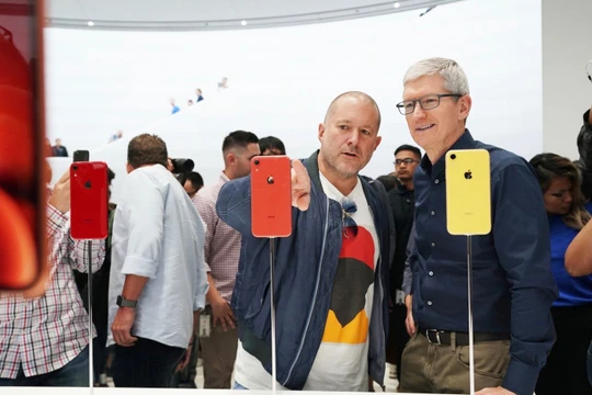 Ông Tim Cook và Jony Ive trong buổi lễ ra mắt iPhone 2018. Ảnh: 9to5mac