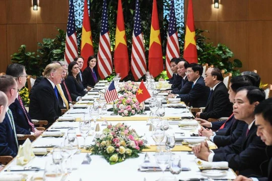 Tổng thống Mỹ Donald Trump dùng bữa cùng Thủ tướng Nguyễn Xuân Phúc tại Phủ Chủ tịch. Ảnh: CNN