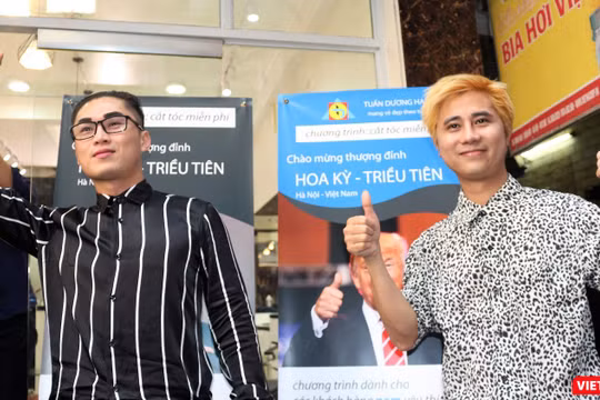 Khách hàng tỏ ra hào hứng với kiểu đầu mới