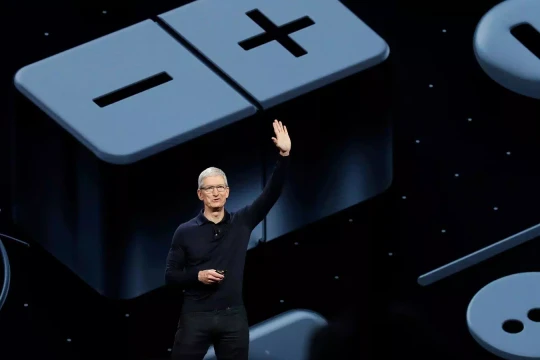 CEO Apple Tim Cook đã nhiều lần để cập đến việc Apple sẽ tập trung nhiều hơn vào lĩnh vực kinh doanh dịch vụ trực tuyến. Ảnh: AP