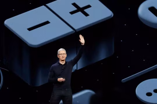 CEO Apple Tim Cook đã nhiều lần để cập đến việc Apple sẽ tập trung nhiều hơn vào lĩnh vực kinh doanh dịch vụ trực tuyến. Ảnh: AP