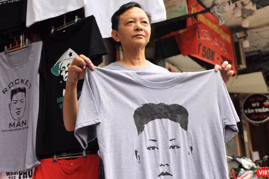 Ông Trương Thanh Đức, tác giả cũng những chiếc áo "hàng độc" in hình Tổng thống Donald Trump và Chủ tịch Triều Tiên Kim Jong Un.
