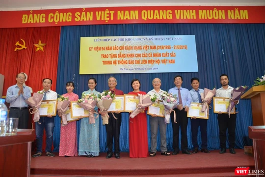 ông Đặng Vũ Cảnh Linh, Trưởng ban Truyền thông và Phổ biến Kiến thức - Liên hiệp các Hội KHKTVN phát biểu tại buổi lễ 