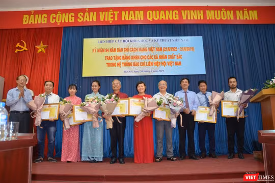 ông Đặng Vũ Cảnh Linh, Trưởng ban Truyền thông và Phổ biến Kiến thức - Liên hiệp các Hội KHKTVN phát biểu tại buổi lễ 