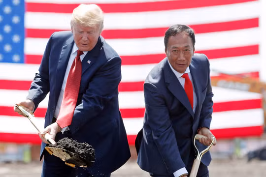 Tổng thống Mỹ Donald Trump và Chủ tịch Foxconn Terry Gou tại lễ động thổ "Dự án 686" xây dựng nhà máy tại Wisconsin. Ảnh: NAR