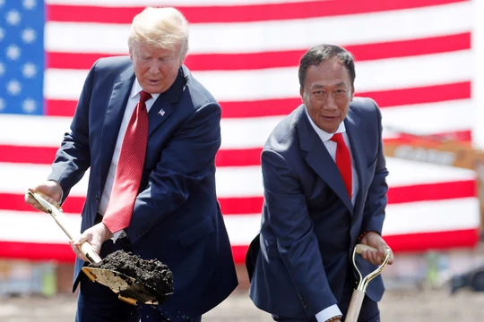 Tổng thống Mỹ Donald Trump và Chủ tịch Foxconn Terry Gou tại lễ động thổ "Dự án 686" xây dựng nhà máy tại Wisconsin. Ảnh: NAR