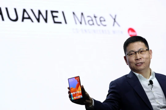 Chủ tịch mảng thiết bị di động Huawei Richard Yu giới thiệu mẫu smartphone gập, hỗ trợ 5G đầu tiên của hãng - Mate X. Ảnh: Zeebiz