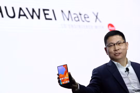 Chủ tịch mảng thiết bị di động Huawei Richard Yu giới thiệu mẫu smartphone gập, hỗ trợ 5G đầu tiên của hãng - Mate X. Ảnh: Zeebiz