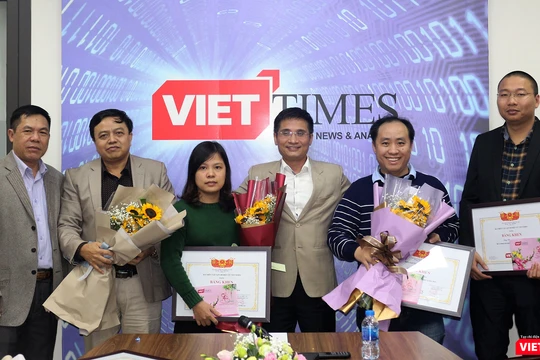 Ban Lãnh đạo VietTimes trao Bằng khen cho các cá nhân có nhiều đóng góp cho sự phát triển của Tạp chí trong năm 2018.