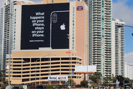 Tấm biển quảng cáo khổng lồ đặt tại một mặt khách sạn nhìn ra Trung tâm Hội nghị Las Vegas, nơi tổ chức Hội trợ Triển lãm Tiêu dùng CES, kèm thông điệp: “Điều gì xảy ra trên iPhone, sẽ ở lại trên iPhone”.