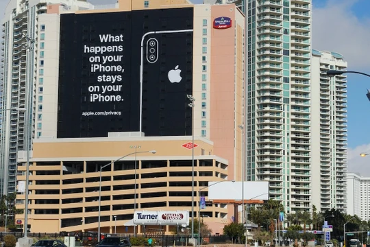 Tấm biển quảng cáo khổng lồ đặt tại một mặt khách sạn nhìn ra Trung tâm Hội nghị Las Vegas, nơi tổ chức Hội trợ Triển lãm Tiêu dùng CES, kèm thông điệp: “Điều gì xảy ra trên iPhone, sẽ ở lại trên iPhone”.