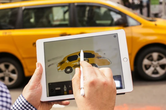 Quá trình sạc Apple Pencil bằng iPad Pro có thể khiến chìa khóa từ xa của ô tô ngừng hoạt động. Ảnh CNET