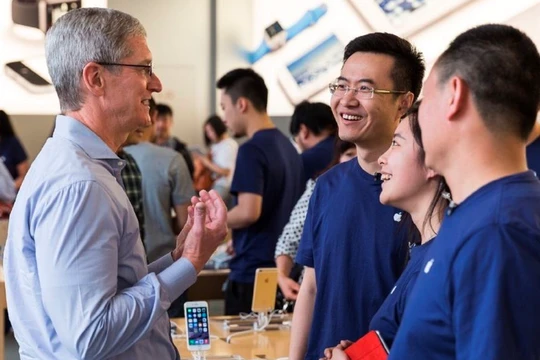 CEO Tim Cook tại cửa hàng Apple Store ở Trung Quốc. Ảnh: Fortune