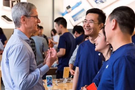 CEO Tim Cook tại cửa hàng Apple Store ở Trung Quốc. Ảnh: Fortune