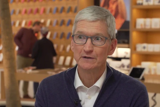 CEO Apple Tim Cook trong buổi phỏng vấn của CNBC. Ảnh: CNBC.