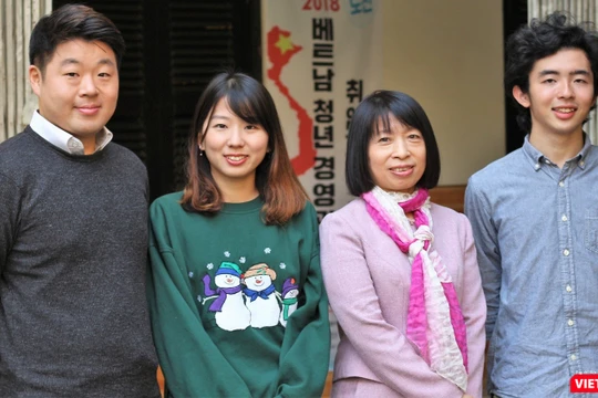 PGS TS Hoàng Anh Thi, ông Kim Bo Won và 2 học viên tại Trung tâm Ngôn ngữ và Văn hóa Việt Nam.