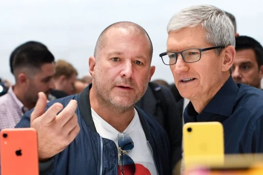 Ông Jony Ive (phải) và CEO Apple Tim Cook (trái). Ảnh: CNBC