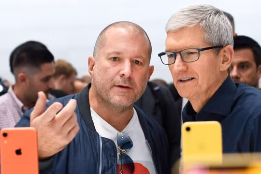 Ông Jony Ive (phải) và CEO Apple Tim Cook (trái). Ảnh: CNBC