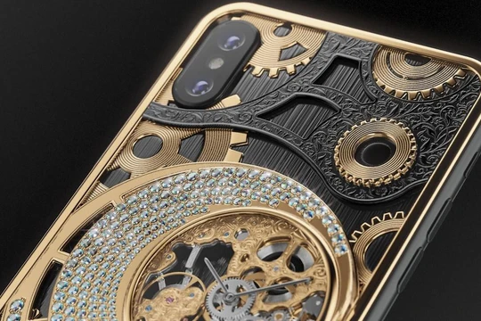 Mặt lưng ấn tượng của phiên bản iPhone XS từ Caviar. Ảnh: BI