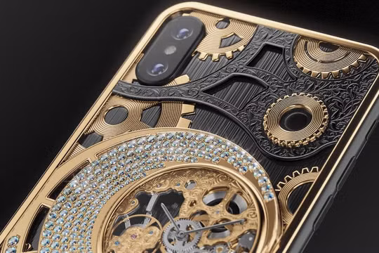 Mặt lưng ấn tượng của phiên bản iPhone XS từ Caviar. Ảnh: BI